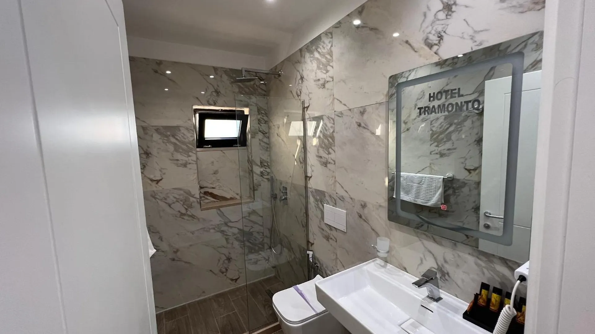 ホテル Villa Tramonto Vlore Radhimë